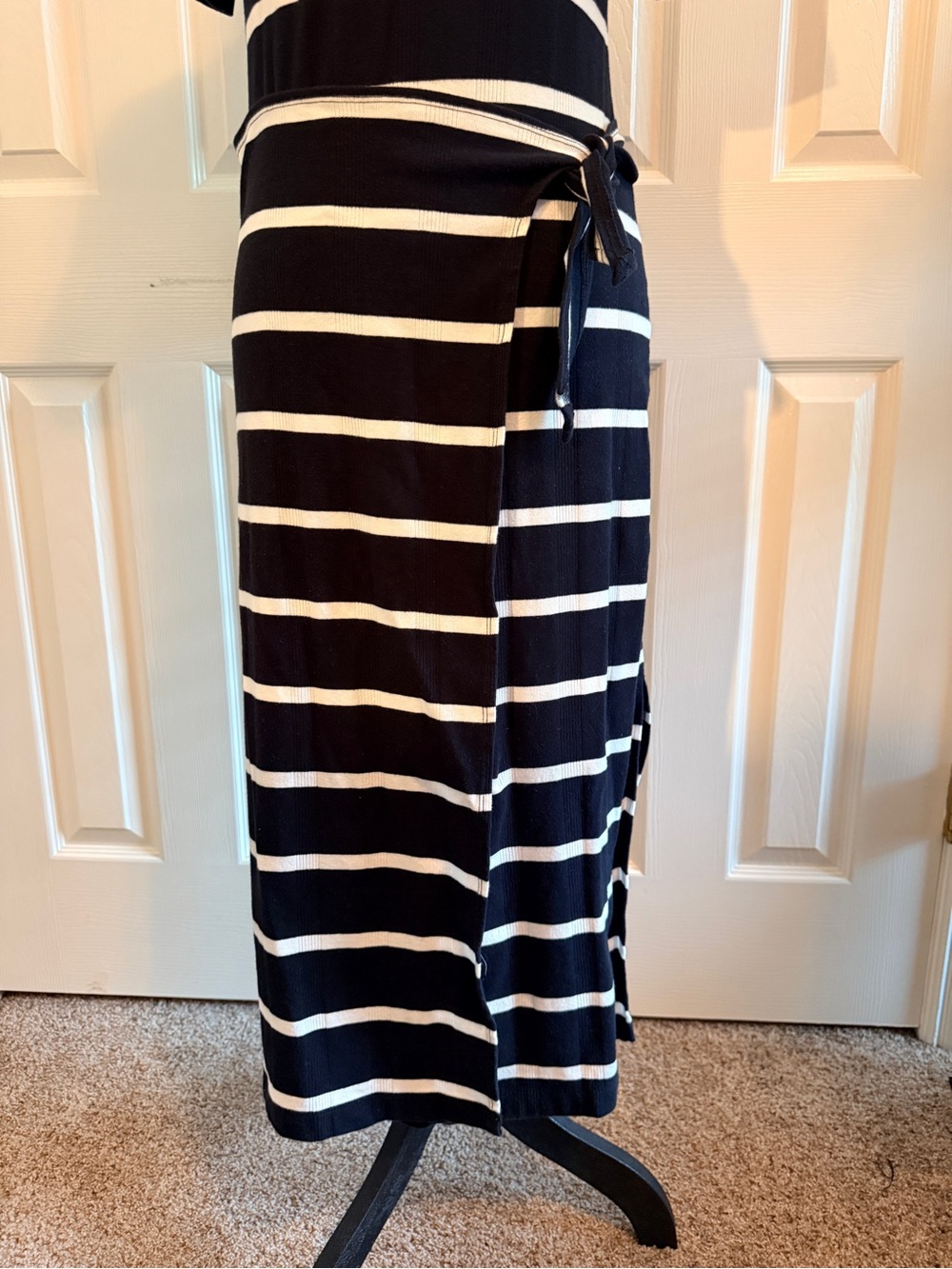Evereve Black & White Striped Tie-Waist Midi Dress - Picture 6 of 9